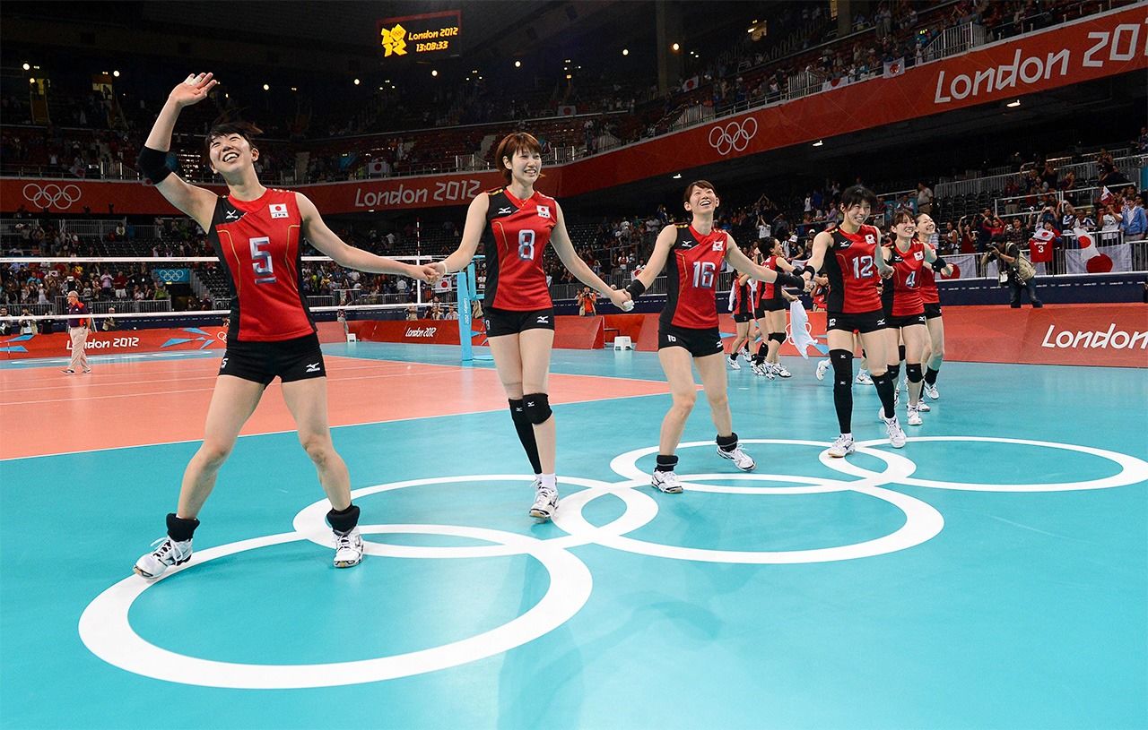 La contribution d’Araki Erika (à gauche) à la médaille de bronze japonaise aux Jeux olympiques de Londres en 2012, la première depuis 28 ans pour le volley-ball féminin, a été essentielle. (AFP/Jiji Press)