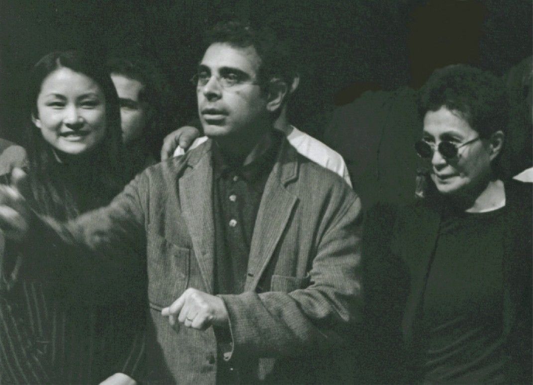 Salutations à la fin de la représentation Off-Broadway de HIROSHIMA. Ron Destro, au centre, et Yoko Ono, à droite (Avec l’aimable autorisation de Ron Destro)