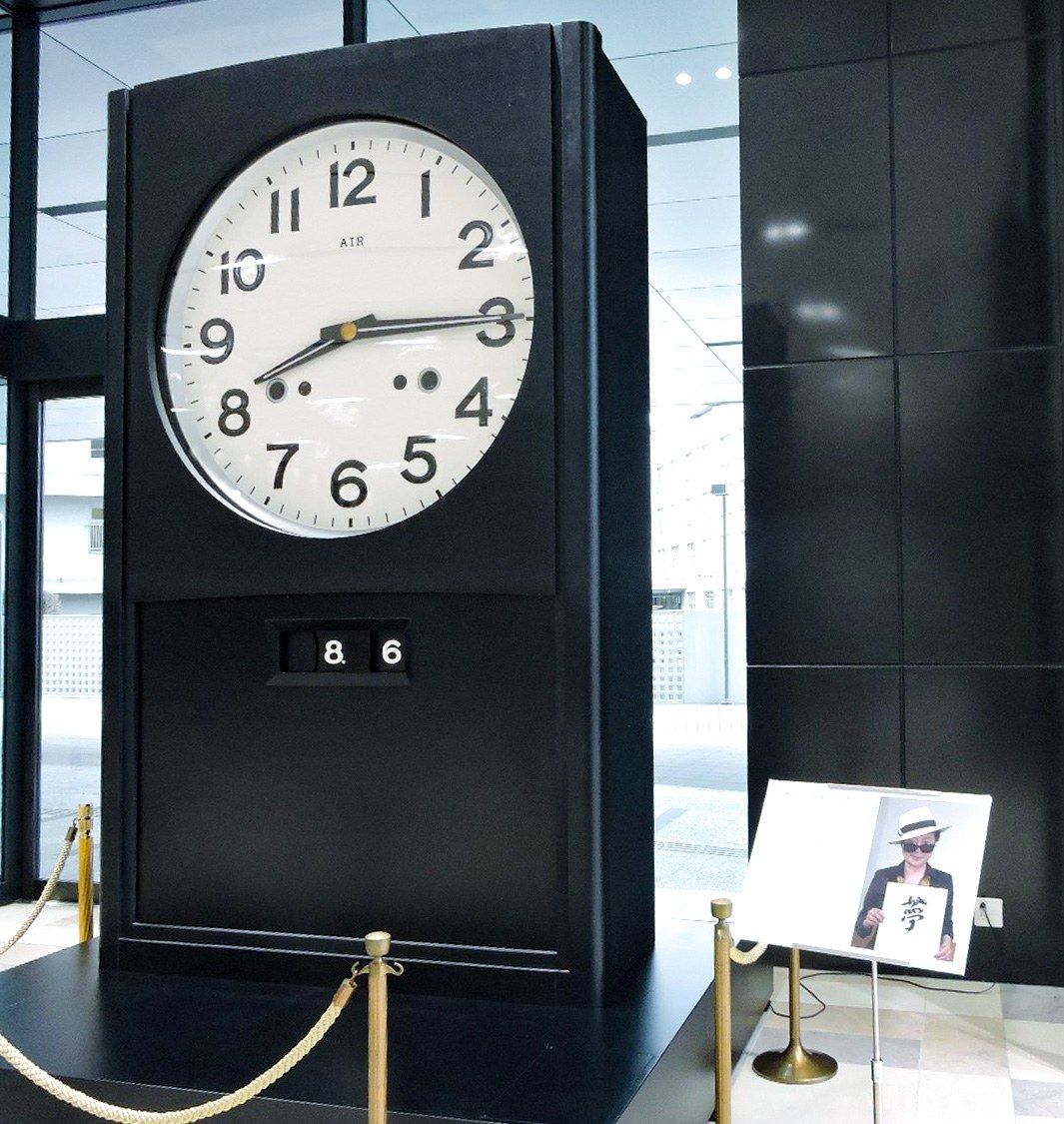 Hiroshima Air Clock, une œuvre d'art de Yoko exposée dans le hall de la station de Hiroshima TV, à Hiroshima (photo de Fujisawa Shihoko)