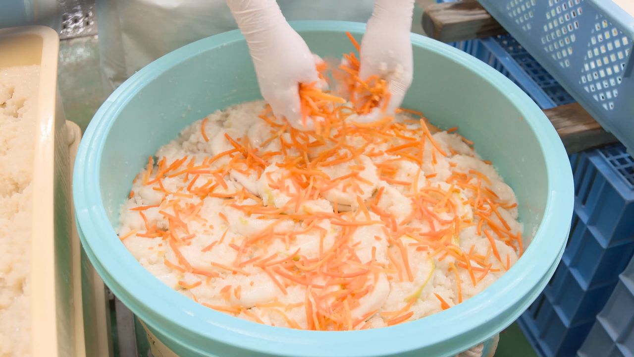 Cette préparation est roulée dans du ferment kôji et parsemée de carottes râpées.