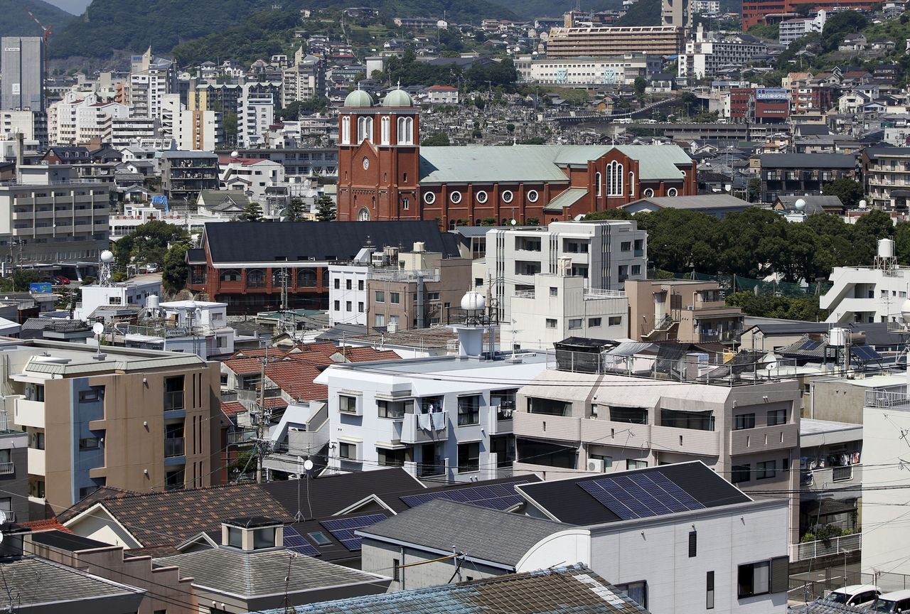 A Nagasaki. Une femme est morte et deux autres personnes étaient portées disparues samedi à la suite d