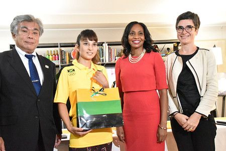 Tijana Kawashima Stojkovic (deuxième à partir de la gauche) lors d'une réception en son honneur à l'ambassade de Jamaïque à Tokyo le 19 août.