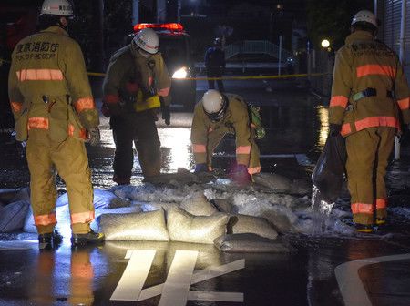 Opération de remise en état de canalisations endommagées à Tokyo suite au séisme.