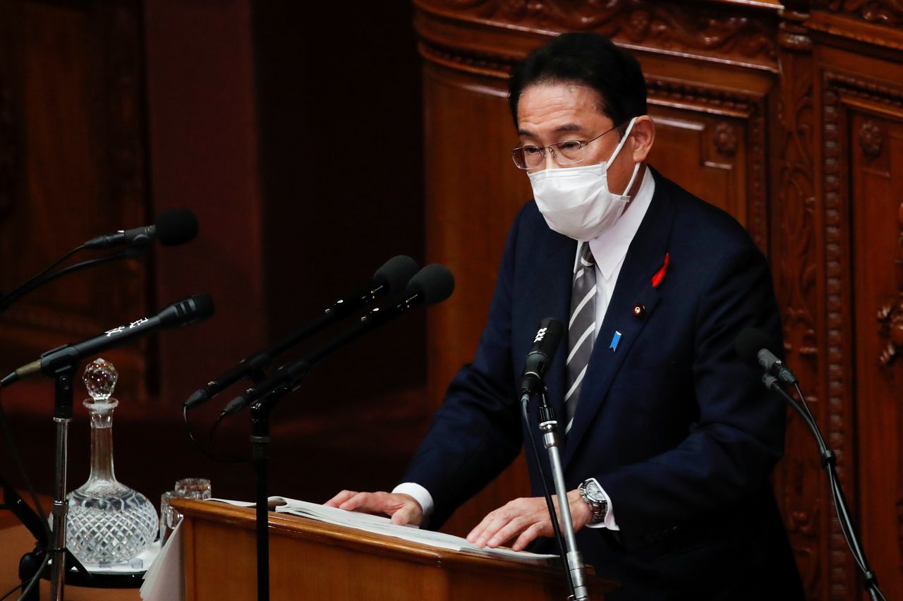 Le Premier ministre japonais Fumio Kishida a promis vendredi de faire tout son possible pour sortir le pays de la crise engendrée par la pandémie de COVID-19. /Photo prise le 8 octobre 2021/REUTERS/Kim Kyung-Hoon