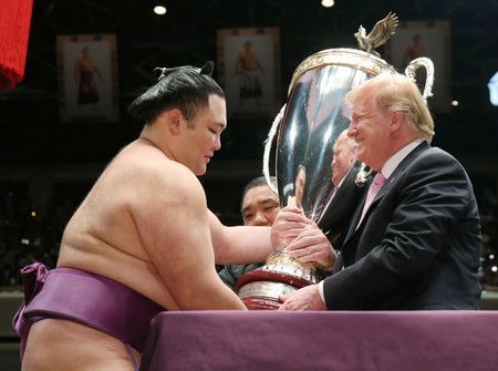 Donald Trump remet le « Trophée spécial du président des États-Unis » au lutteur Asanoyama, lors de la finale du tournoi d’été de sumo, dans l’arène du Ryôgoku Kokugikan à Tokyo, le dimanche 26 mai.