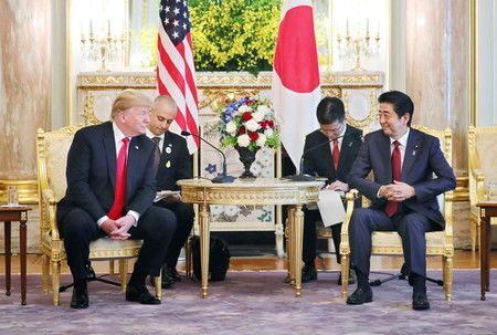 Donald Trump s'est entretenu avec Abe Shinzô, notamment au sujet du commerce international, à Tokyo le lundi 27 mai.