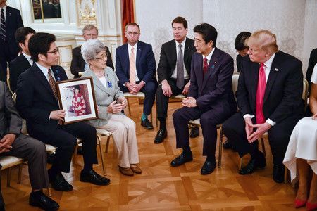 Donald Trump a également rencontré les familles des victimes enlevées par la Corée du Nord, lors d'une réunion au palais d'Akasaka, à Tokyo. Il a déclaré qu'il comptait faire son possible afin de régler le problème.