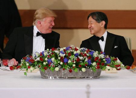 Donald Trump en compagnie de l'empereur du Japon, lors du banquet tenu au palais impérial à Tokyo, le lundi 27 mai.