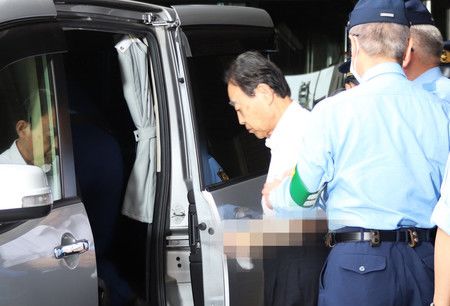 Komaza Hideaki, ancien vice-ministre de l'Agriculture, est accusé du meurtre de son fils et déféré au Parquet, le 3 juin à Tokyo.