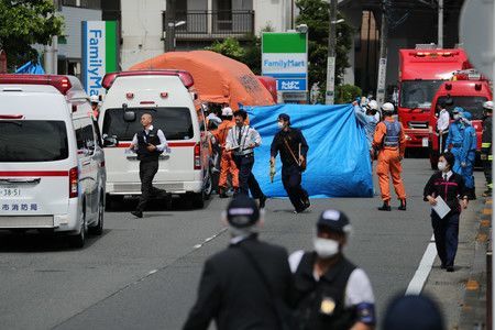 Les ambulanciers et la police sur les lieux du drame, où une écolière et un adulte ont été tués au couteau, à Kawasaki, le 28 mai.