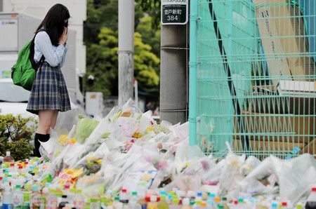 Une écolière sur les lieux du drame, à Kawasaki, le 29 mai.