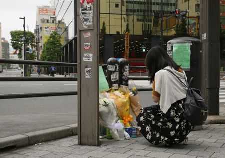 Une Japonaise se recueillant sur le lieu du drame le 8 juin 2019, à Akihabara, Tokyo