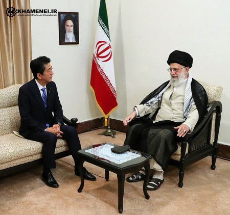 Abe Shinzô avec l'ayatollah Khamenei, le 13 juin à Téhéran.
