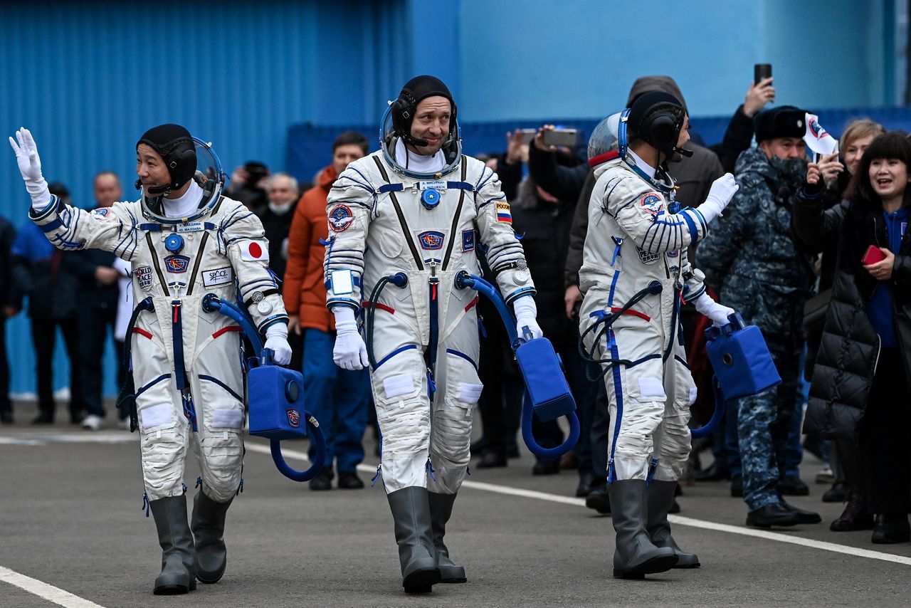 (gauche à droite) Maezawa Yûsaku, l'astronaute russe Alexandre Missourkine et Hirano Yôzo, l'assistant de Maezawa. Ils ont décollé le 8 décembre à bord d’une fusée Soyouz depuis le cosmodrome de Baïkonour au Kazakhstan (Kirill Kudryavtsev/Pool via REUTERS)