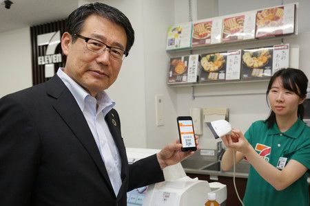 Nagamatsu  Fumihiko, PDG de la chaîne de supérettes Seven-Eleven, présente l'apllication « 7-pay» 