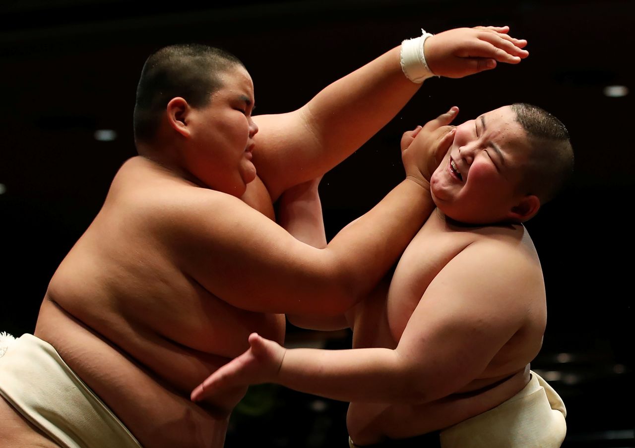 Kumagai Kyûta (à droite), encore en école primaire, affronte Sasaki Hisatsugu lors d'un tournoi du Championnat de Sumo des écoles primaires du Japon à l’arène national de sumo au Ryôgoku Kokugikan à Tokyo, au Japon, le 5 décembre 2021. (REUTERS/Kim Kyung-Hoon)