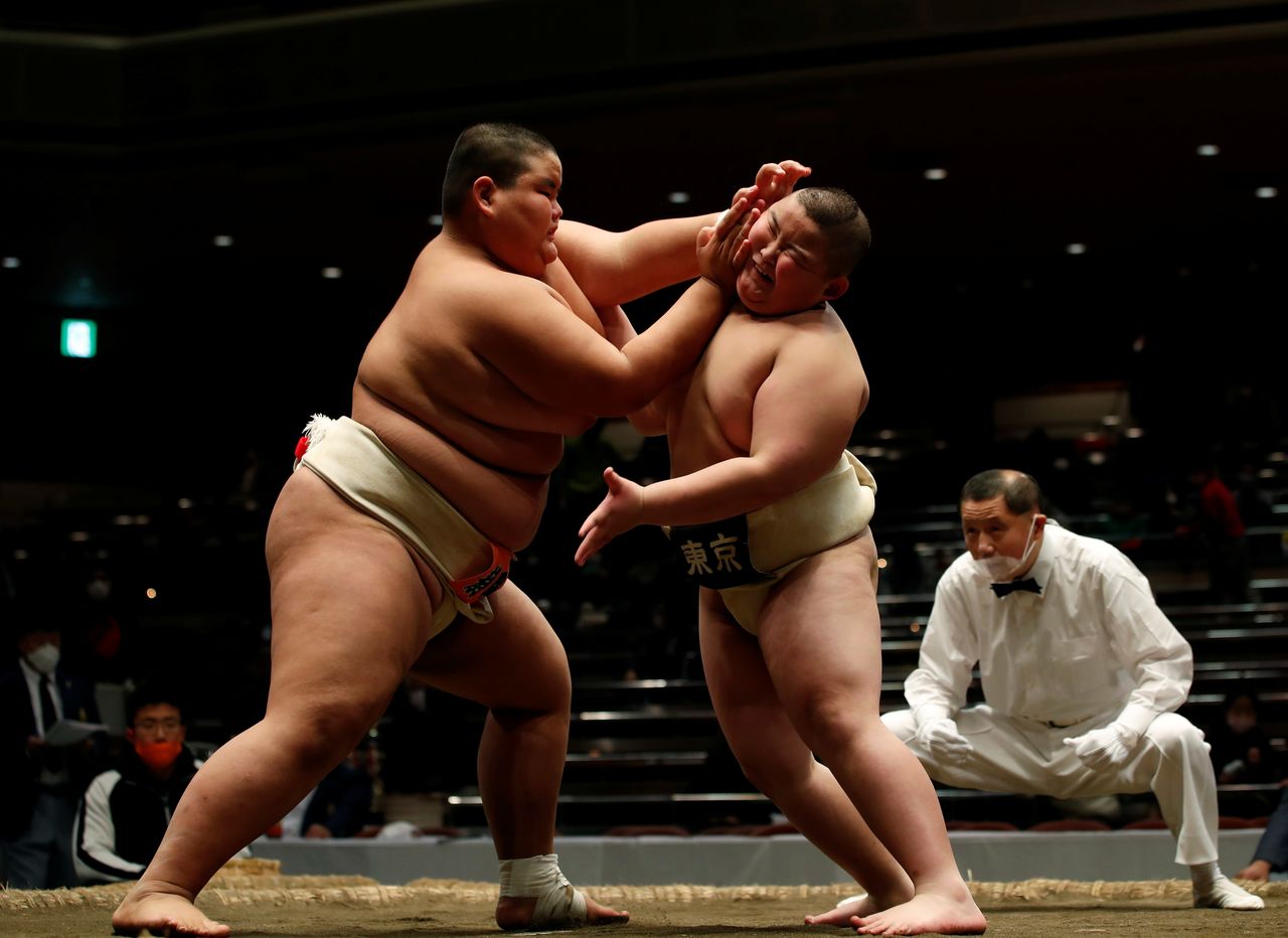 Kumagai Kyûta (à droite) affronte Sasaki Hisatsugu. (REUTERS/Kim Kyung-Hoon)