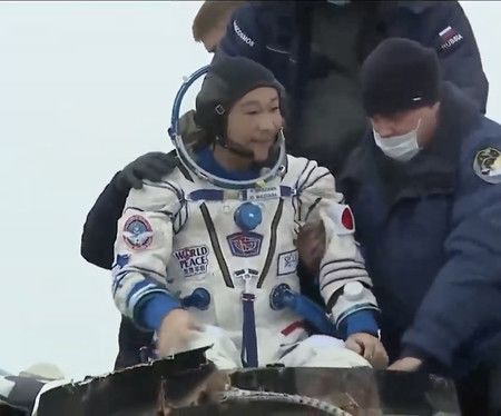 Maezawa Yûsaku à son arrivée sur Terre