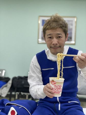 Le milliardaire japonais savourant un cup ramen à son retour sur Terre.