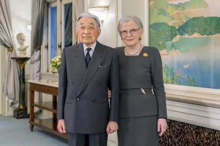 L'empereur retiré Akihito et l'impératrice retirée Michiko dans leur résidence le 7 décembre 2021.