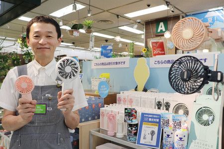 Mini-ventilateurs à main vendus au magasin Tokyu Hands de Shinjuku, à Tokyo