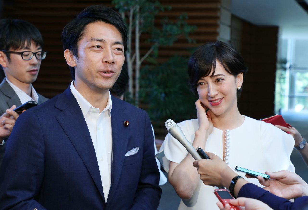 Koizumi Shinjirô et Takigawa Christel répondent aux questions des journalistes dans la résidence officielle du Premier ministre, le 7 août à Tokyo.
