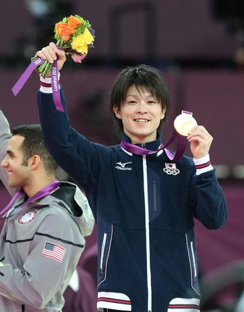Uchimura Kôhei le 1er août 2012, après avoir remporté la médaille d'or au concours général individuel aux Jeux olympiques de Rio. 
