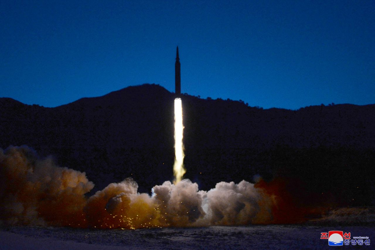 La Corée du Nord a tiré vendredi au moins deux missiles balistiques de sa côte Ouest, le troisième essai en moins de deux semaines, après avoir mis en garde contre une riposte forte à de récentes sanctions américaines. /Photo diffusée le 12 janvier 2022/REUTERS/KCNA