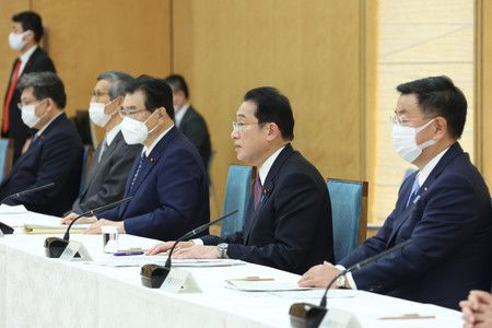 Le Premier ministre Kishida Fumio (deuxième en partant de la droite) le 19 janvier