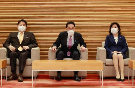 Le Premier ministre Kishida Fumio (au centre), le 1er février