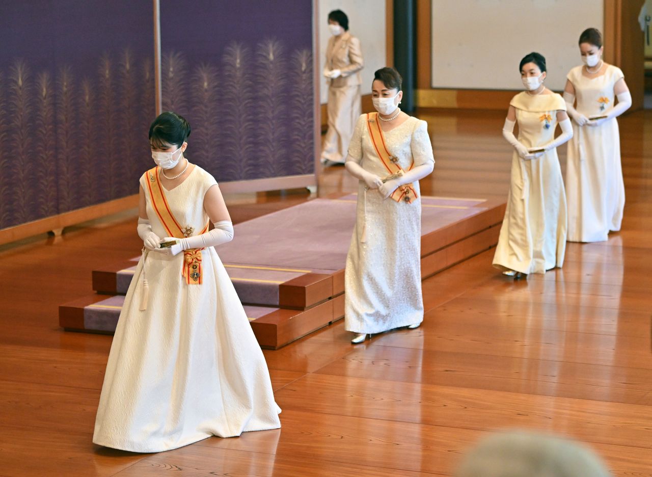 La cérémonie du Nouvel An, tenue au palais impérial. Les femmes de la famille impériale se sont abstenues de porter leurs diadèmes en raison de la crise sanitaire et économique, le 1er janvier 2022. (Jiji)