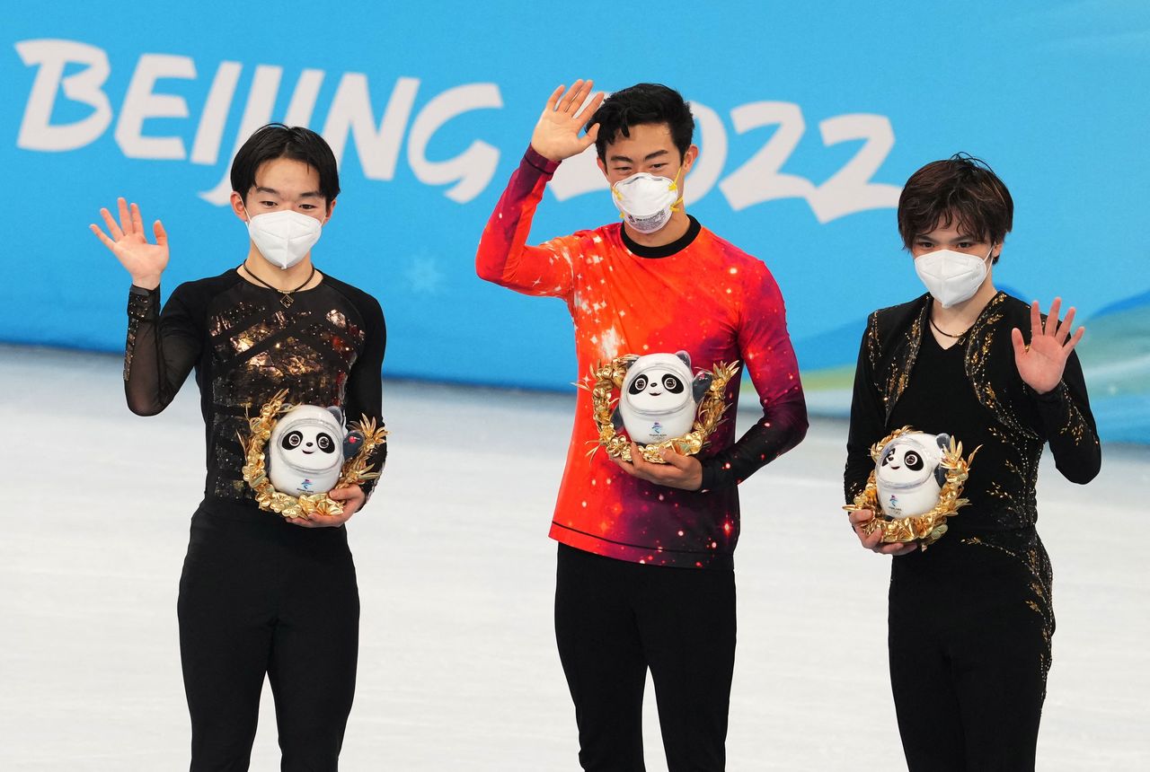 L'Américain Nathan Chen, 22 ans, a obtenu la médaille d'or avec 332,60 points. Il est entouré de Kagiyama Yûma (gauche), qui a obtenu l'argent, et Uno Shôma, le bronze (Reuters/ALEKSANDRA SZMIGIEL).