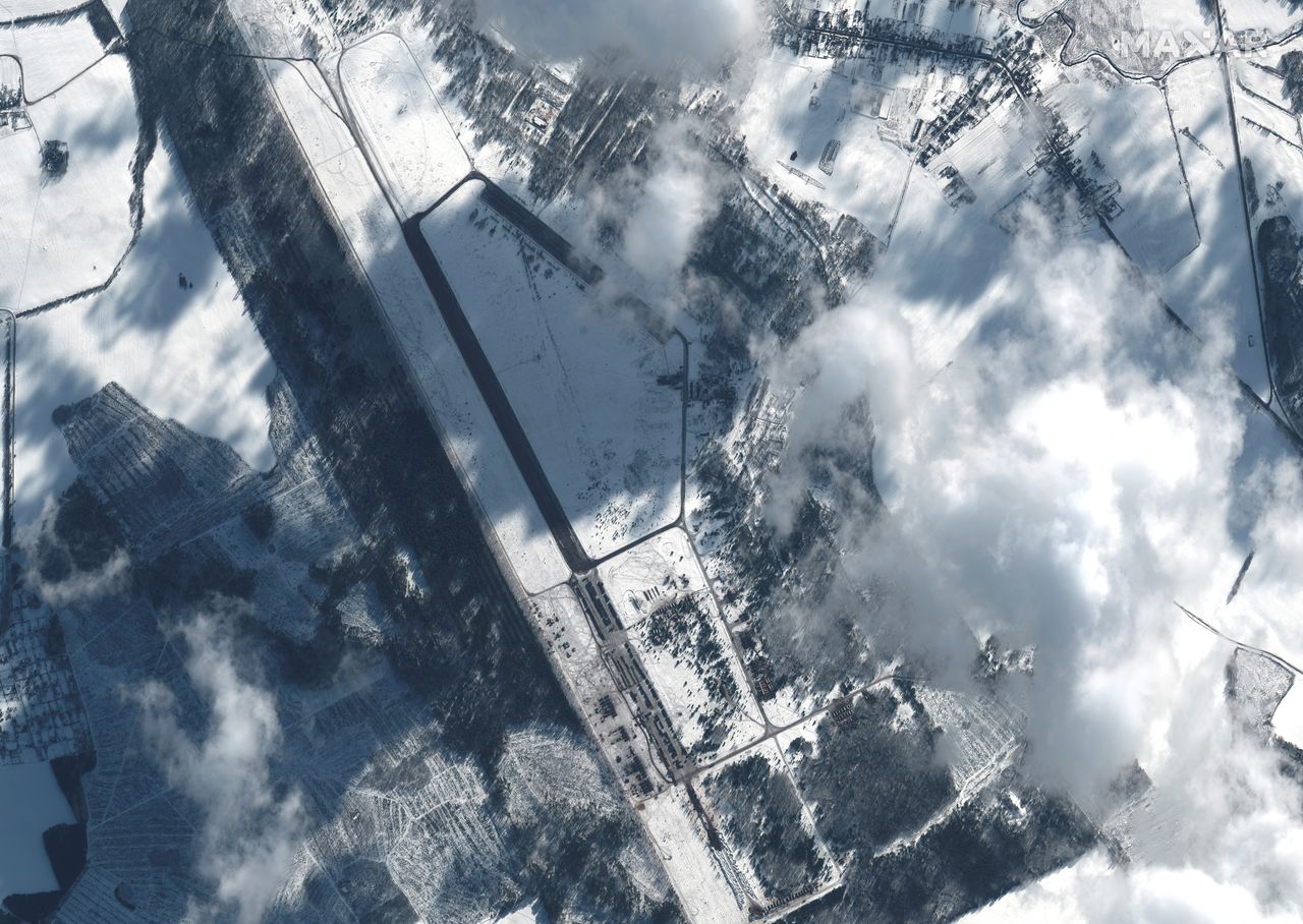 Déploiements russes sur la base aérienne de Zyabrovka en Biélorussie. Moscou a déjà massé plus de 100.000 soldats à la frontière ukrainienne, tout en organisant cette semaine des exercices militaires conjoints en Biélorussie et des manoeuvres en mer Noire. /Photo satellite du 10 février 2022/REUTERS/Maxar Technologies