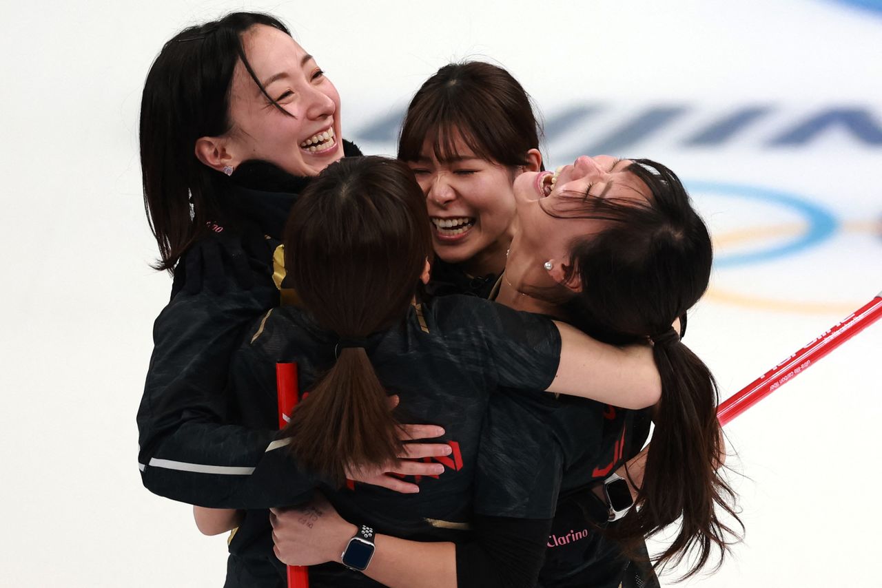 L'équipe japonaise féminine de curling jubile après sa victoire contre la Suisse en demi-finale le 18 février. (Reuters)