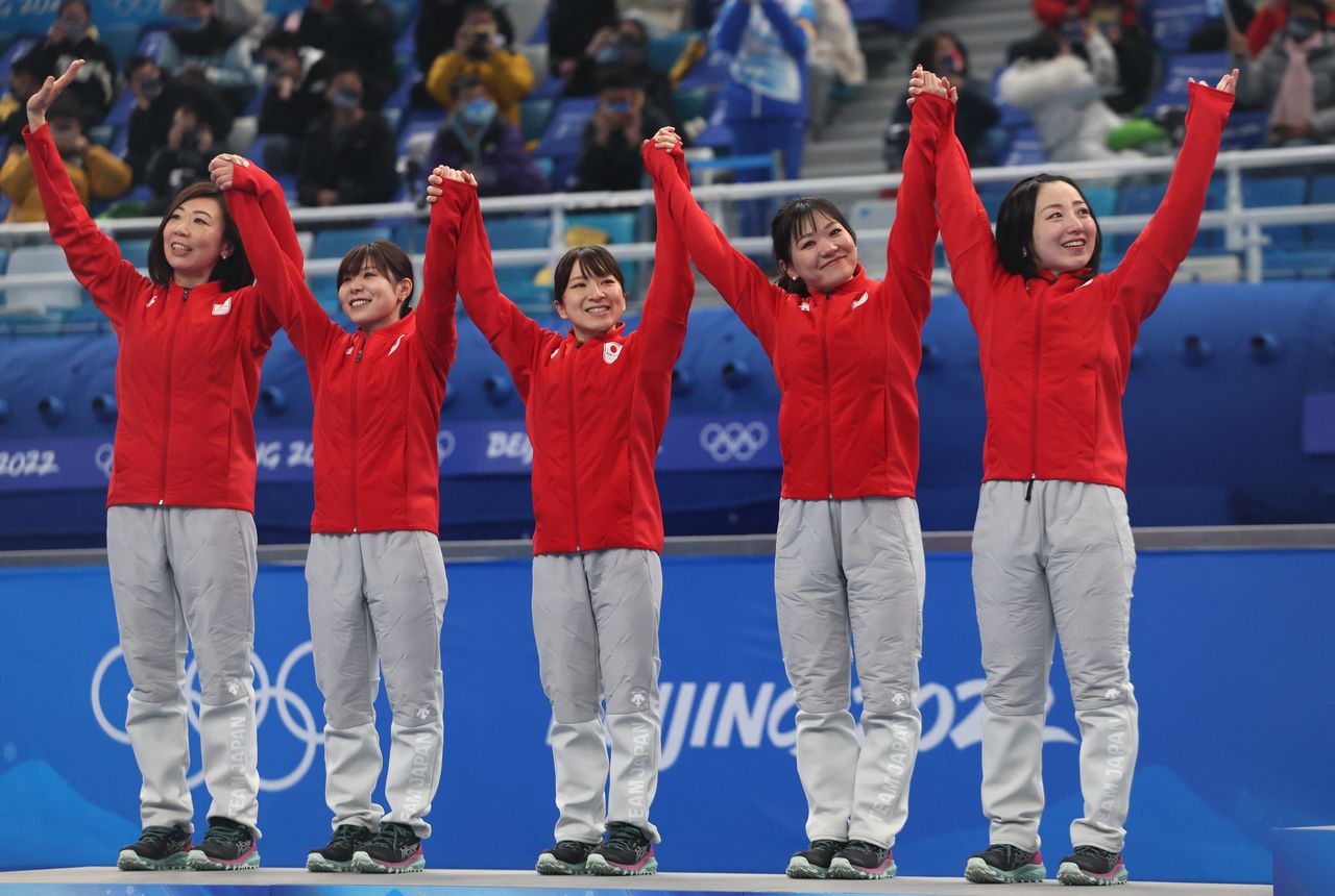 Gauche à droite : Ishizaki Kotomi (rôle de substitut), Yoshida Yurika, Suzuki Yûmi, Chinami Yoshida, Fujisawa Satsuki (le 20 février, Reuters)
