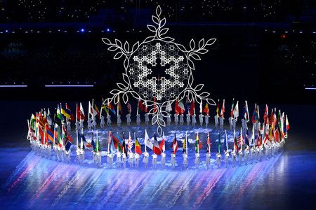 La cérémonie de clôture des Jeux d'hiver de Pékin le 20 février, avec les drapeaux de toutes les nations qui ont participé à l'événement.