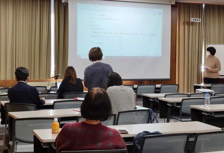 Les premiers essais de la formation d'assistants spécialisés à Sapporo