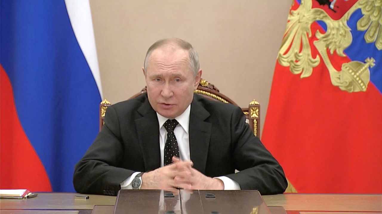 Vladimir Poutine a ordonné dimanche la mise en alerte des forces de dissuasion russes, qui comportent un volet nucléaire, au quatrième jour de l