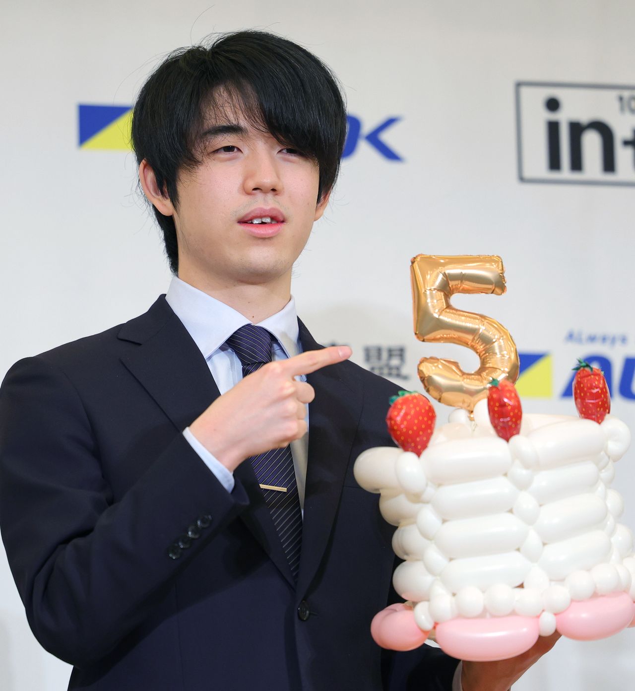 Fujii Sôta, le plus jeune joueur de shôgi de l'histoire à détenir cinq titres majeurs, le 13 février 2022 à Tachikawa, Tokyo (Jiji Press).