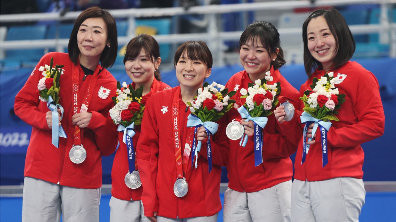 L'équipe japonaise de curling, Loco Solare, après avoir obtenu leur médaille d'argent (REUTERS/Evelyn Hockstein)