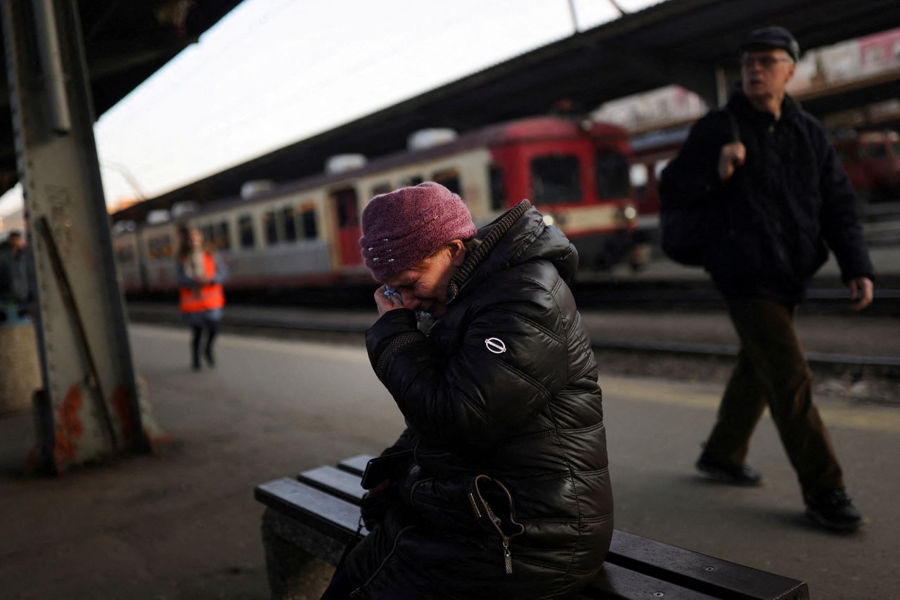 Une réfugiée ukrainienne pleure en disant au revoir à un membre de sa famille en Roumanie. Les Nations unies estiment que plus de 2,8 millions de personnes ont fui l