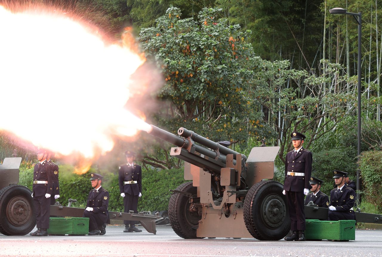 Les forces terrestres d’auto-défense procèdent à des saluts au canon (21 tirs) pour l’avènement du souverain dans le parc Kitanomaru, au nord du palais impérial. (© Jiji)