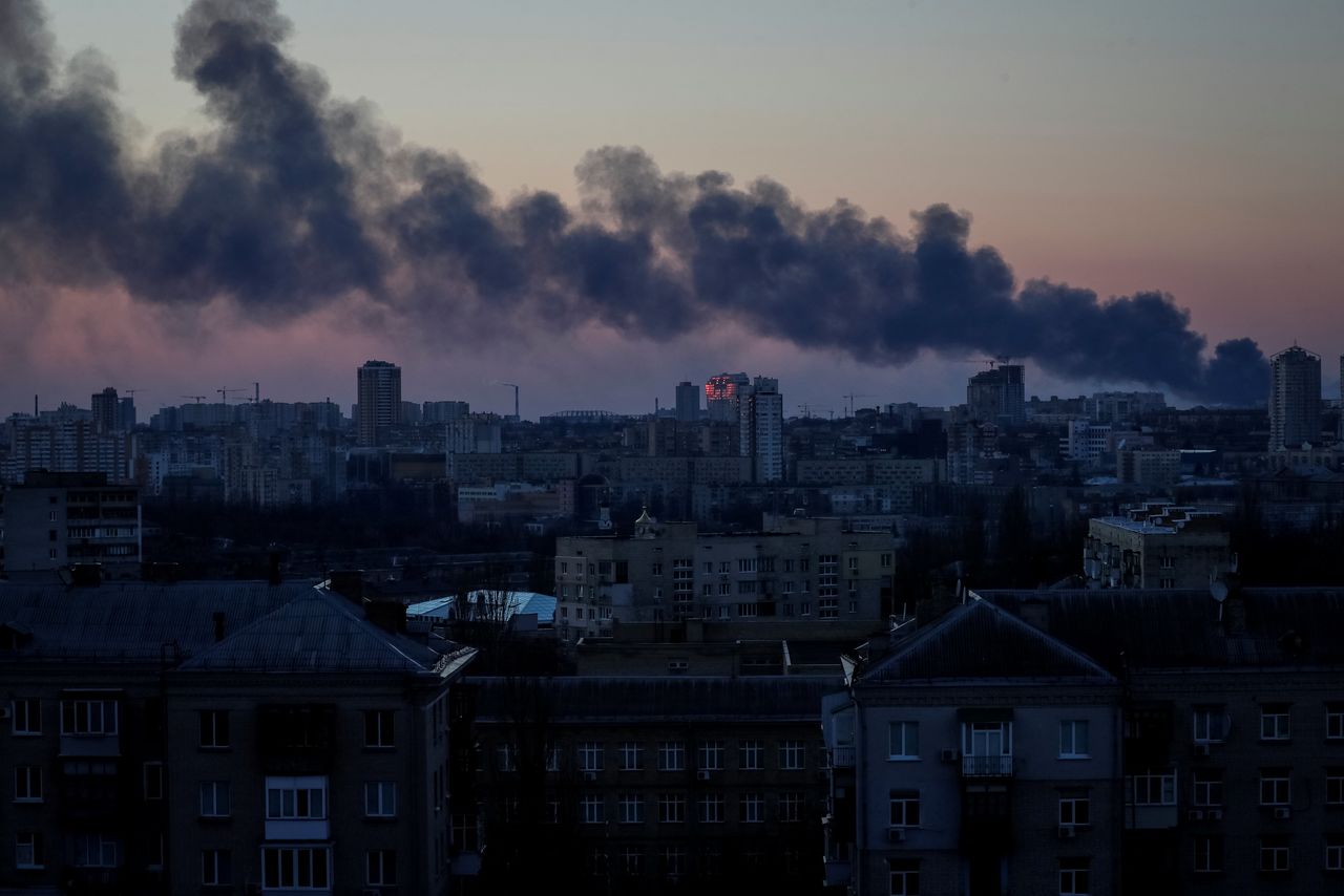 Les banlieues du nord-est et du nord-ouest de Kyiv ont subi de lourds dégâts, mais la capitale tient bon, alors qu