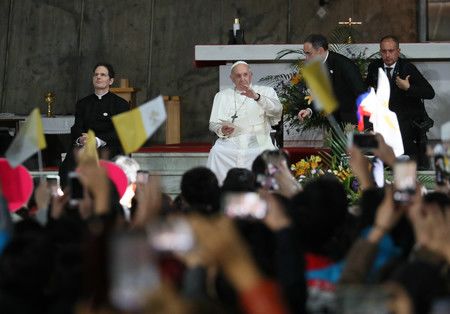 Le pape a donné des conseils aux jeunes réunis dans la cathédrale Sainte-Marie à Tokyo.