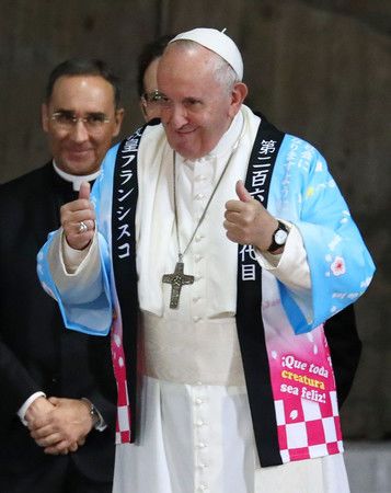 Le Pape François vêtu du manteau traditionnel japonais happi briodé avec son nom, offert par ses  fidèles.