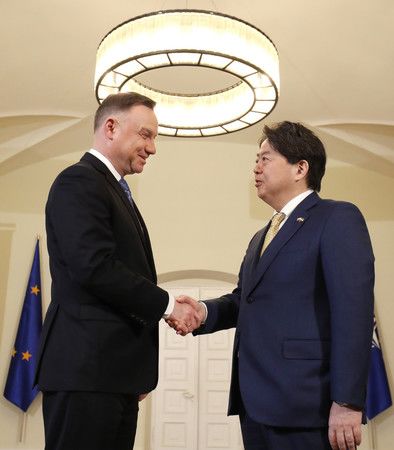 Le ministre Hayashi Yoshimasa avec le président polonais Andrzej Duda