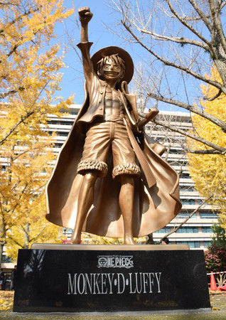 La statue de Luffy, devant le bâtiment du gouvernement préfectoral de Kumamoto.