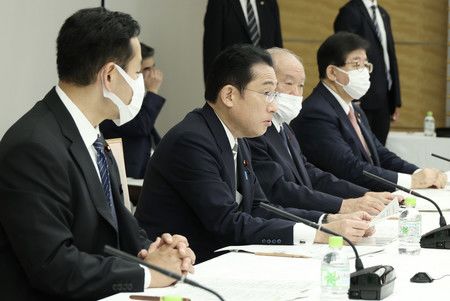 Le Premier ministre Kishida Fumio (deuxième en partant de la gauche), le 27 avril