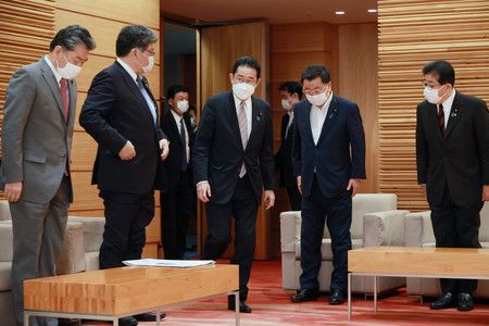 Le Premier ministre Kishida Fumio (au centre), le 10 mai