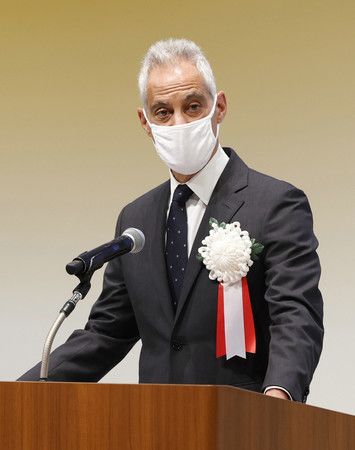 L'ambassadeur des États-Unis au Japon, Rahm Emanuel, prononçant un discours à l'occasion des 50 ans de la rétrocession d'Okinawa sous souverainté japonaise, le 15 mai à Tokyo.
